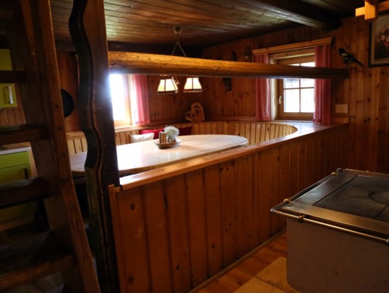 Große Küche mit Holzherd in der Firstwandhütte 2
