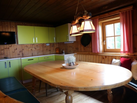 Küche mit Essecke in der Firstwandhütte für 13 Personen im Skigebiet Kleinarl