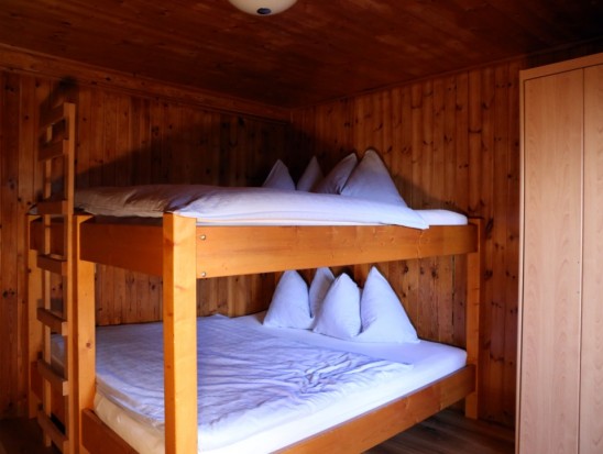 Vierbettzimmer mit 2 Etagenbetten im Obergeschoss der Firstwandhütte 2